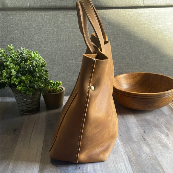 Portland Leather Dakota Medium Cross Body Tote - Picture 2 of 11